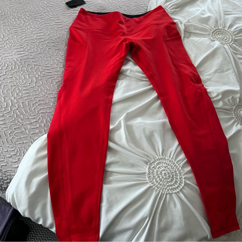 Brand new leggings brand is  Ododos size large
